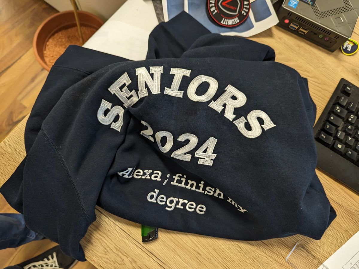 Dunkelblauer Abschluss-Hoodie mit besticktem Schriftzug Seniors 2024 und Jahrgangsmotto